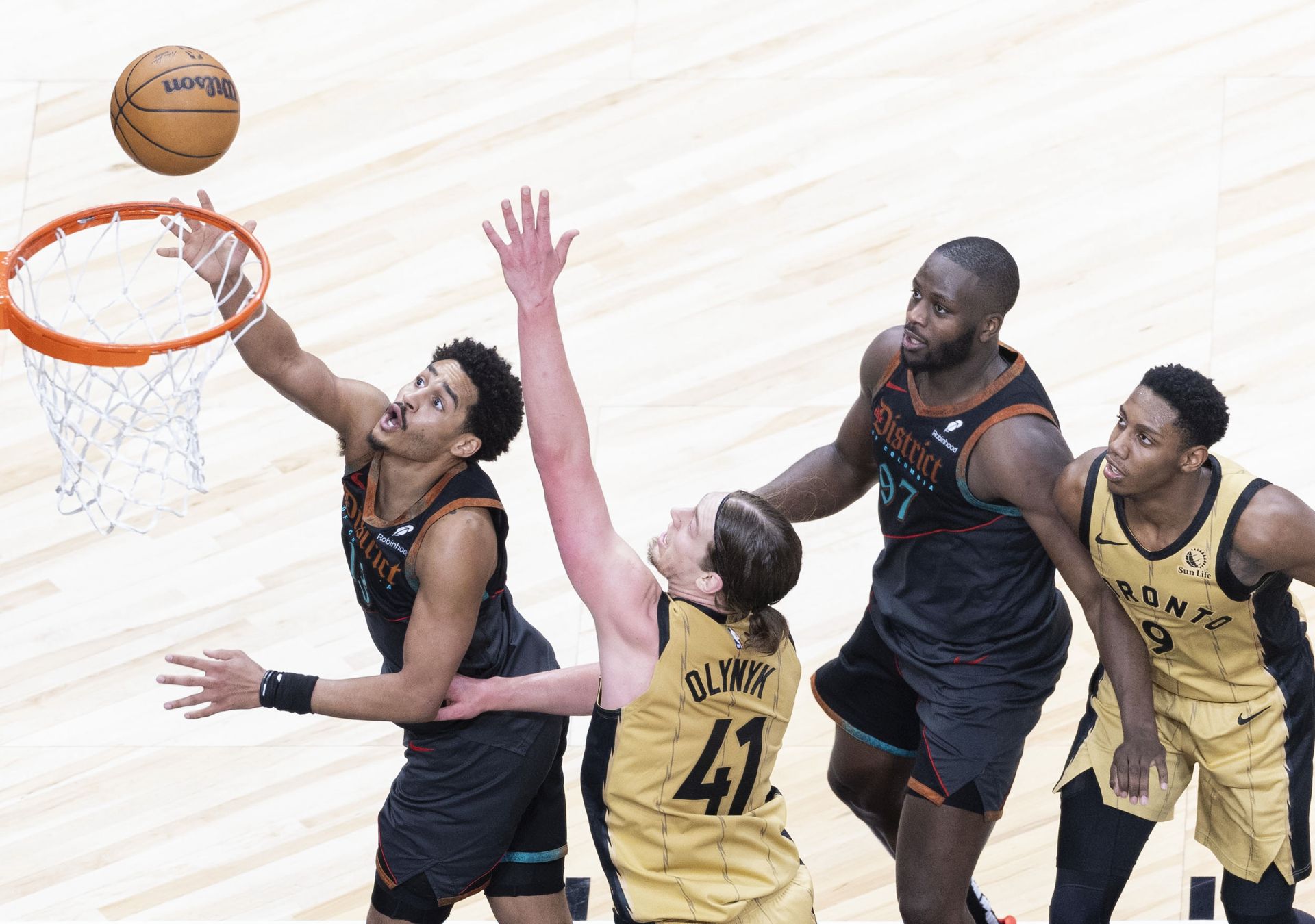 开云体育官方网站-猛龙客场击败步行者，全队表现出色