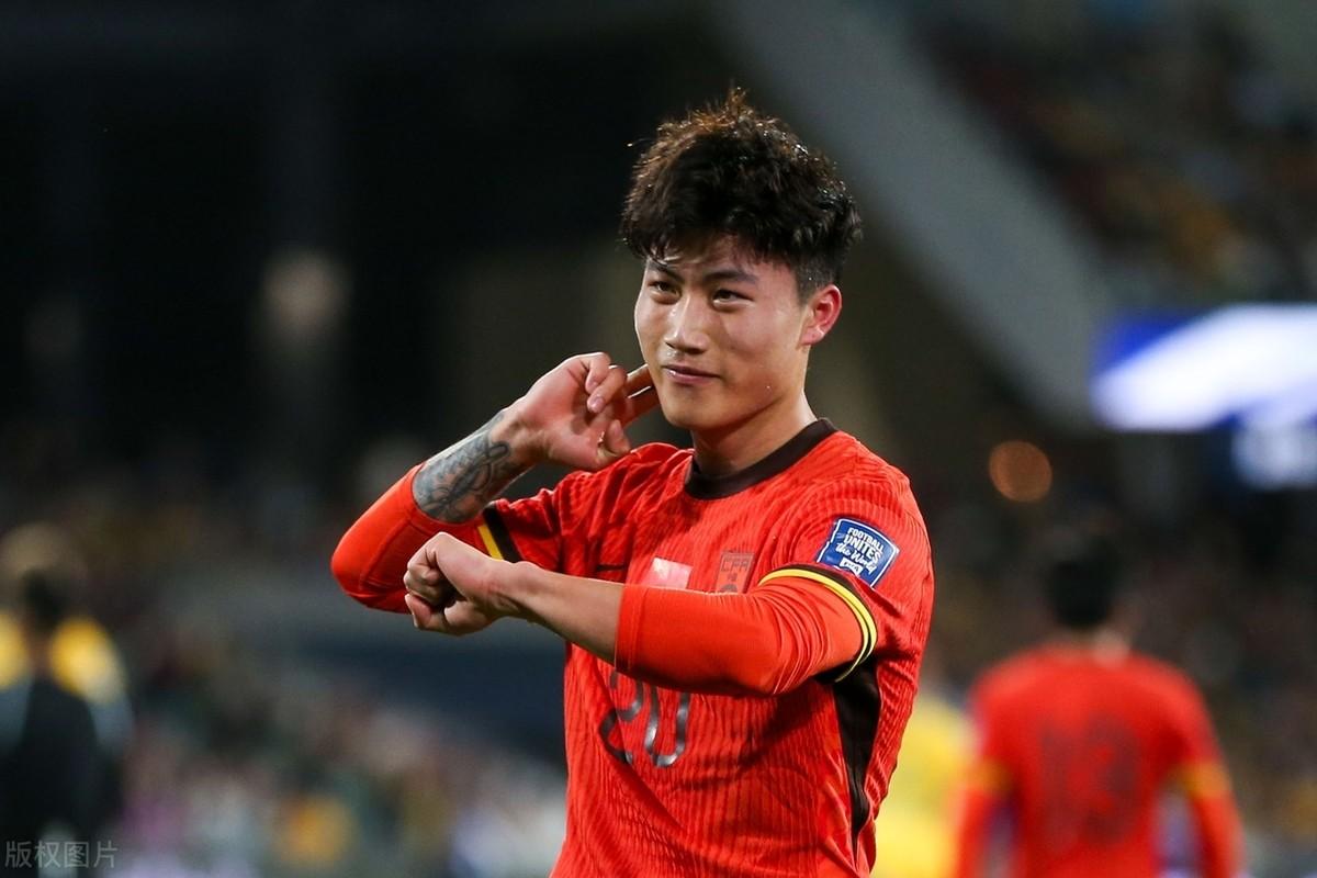 开云体育在线-关于国内足球盛事持续进行，球员积极拼搏的信息