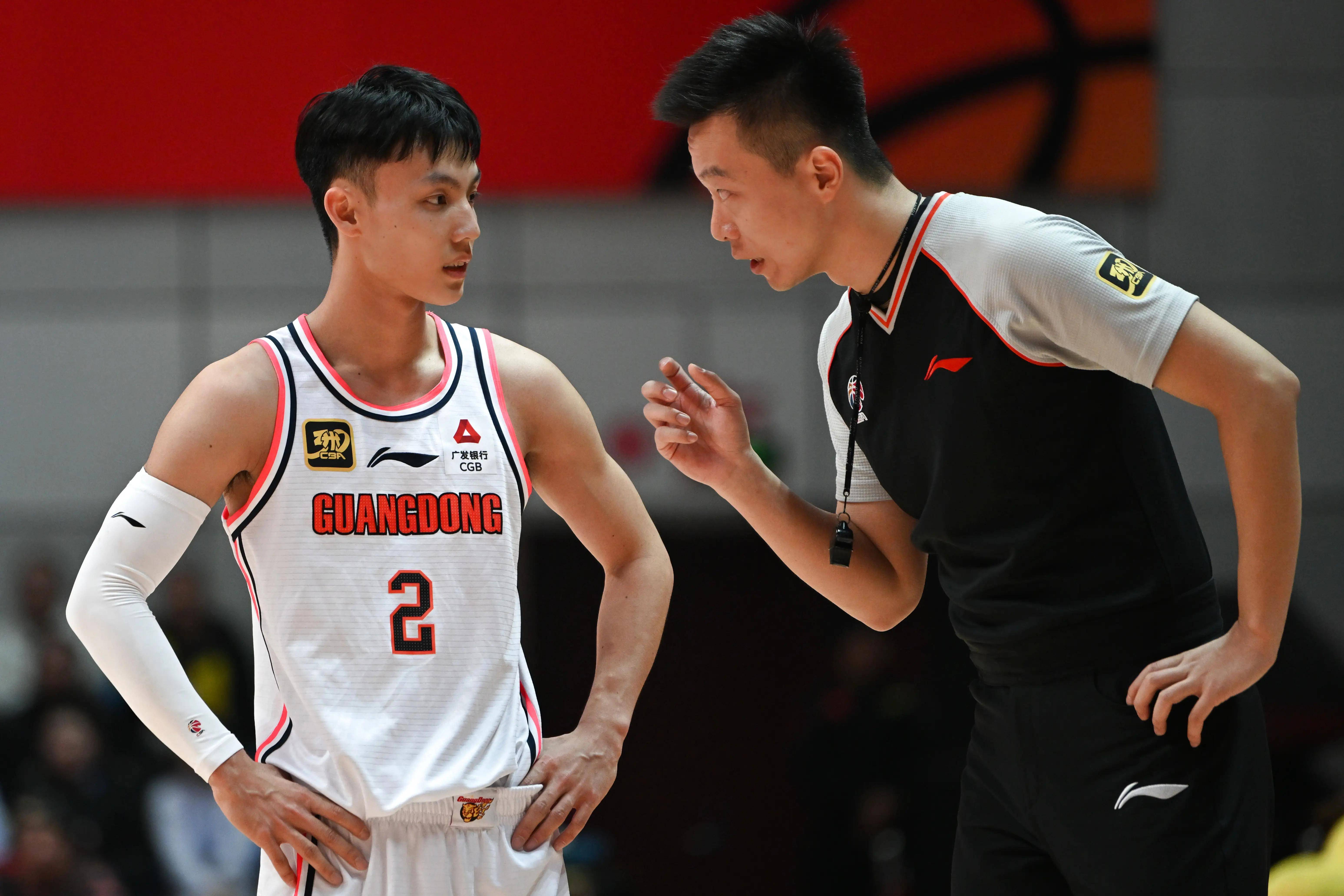 双方队伍在比赛中展开了激烈角逐 双方队伍在比赛中展开了激烈角逐