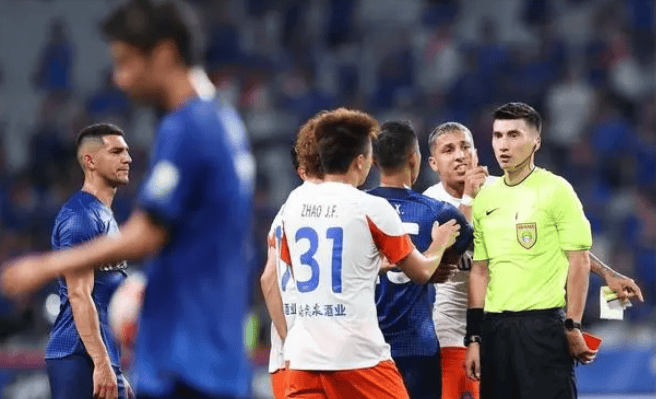 激烈比赛引发球迷热议,大家猜测战果 激烈比赛引发球迷热议,大家猜测战果