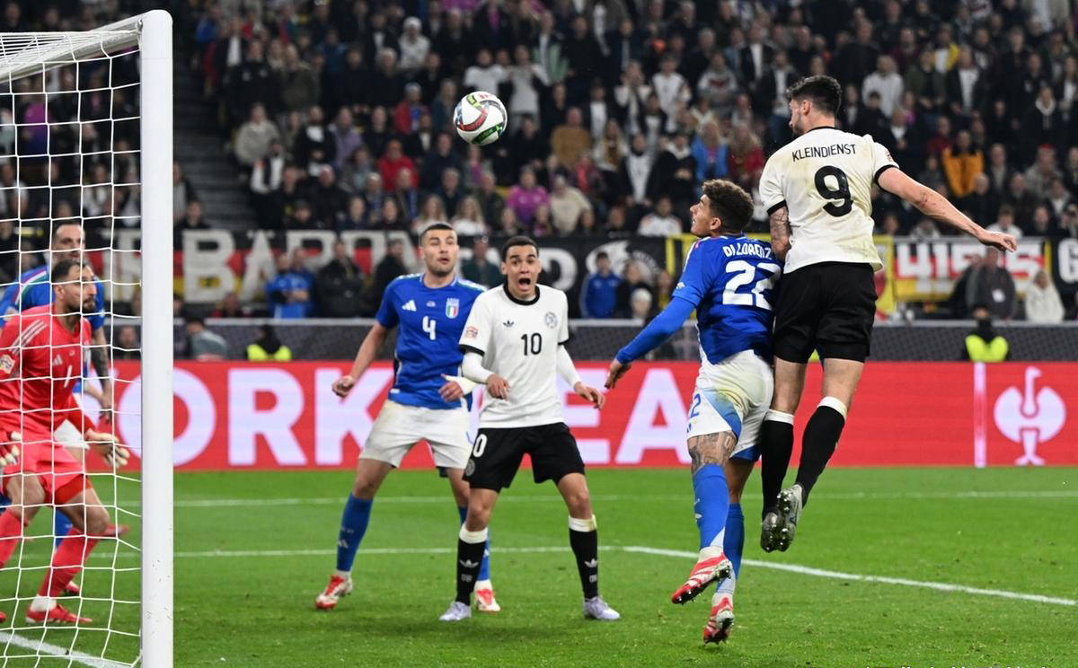 狂热球迷为欧国联的激烈对抗加油助威 狂热球迷为欧国联的激烈对抗加油助威