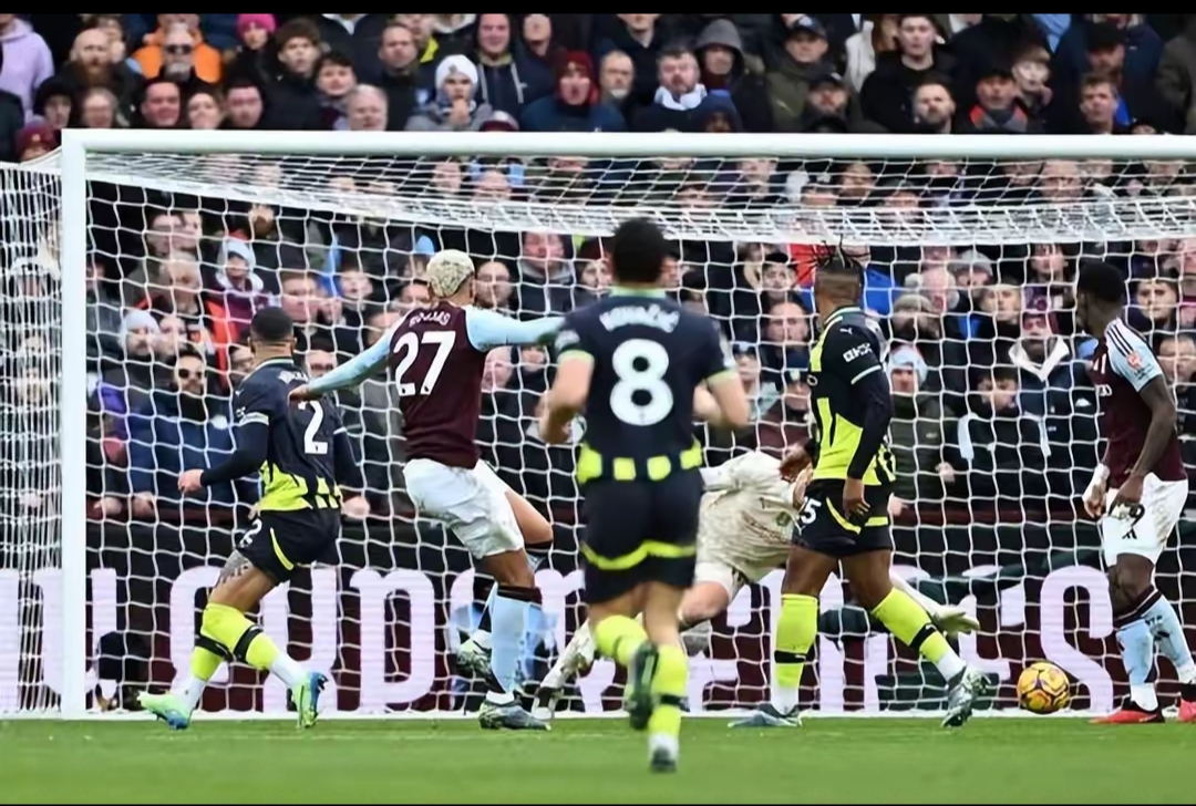 开云官网-曼城豪取四连胜,击败对手,雄霸榜首