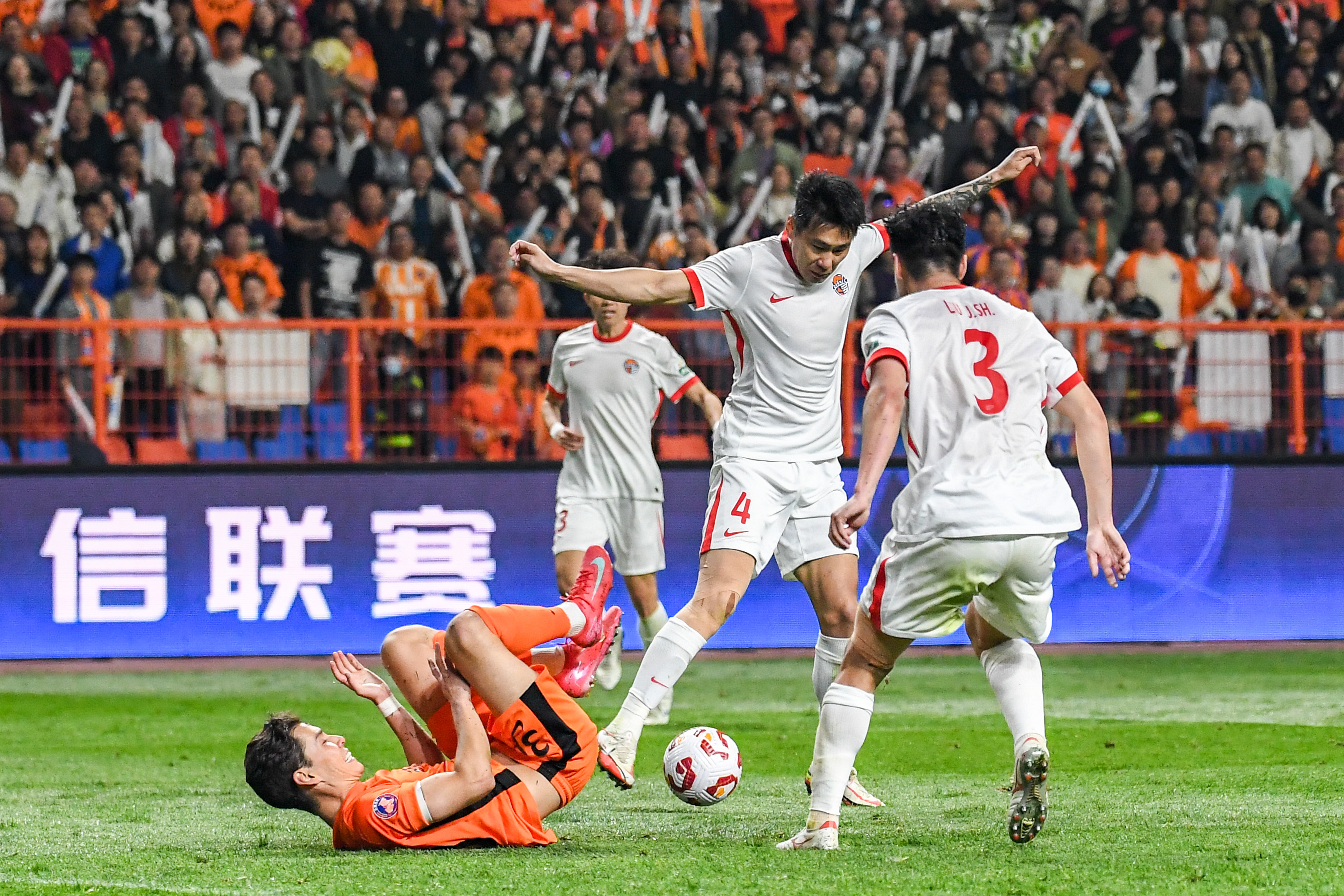 国内足球职业联赛火热开赛,球迷狂欢的简单介绍 国内足球职业联赛火热开赛,球迷狂欢的简单介绍