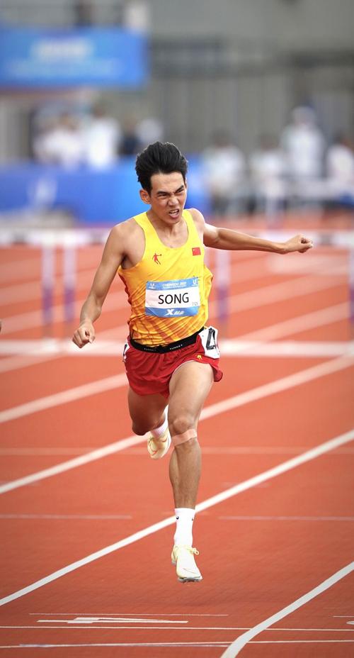 运动员奋勇拼搏，展现实力与风采