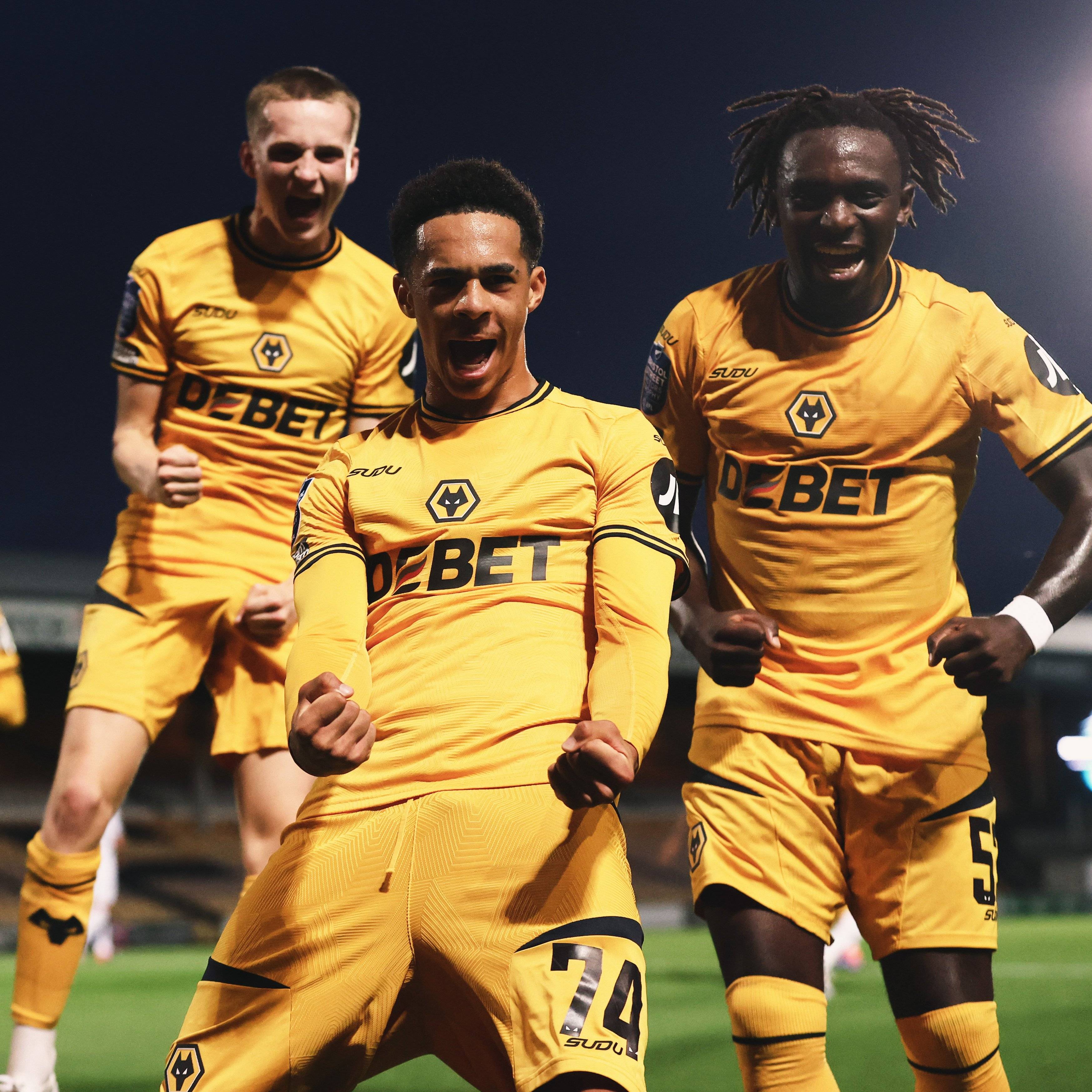 开云体育app-包含狼队后卫加强防守，英格兰足球比赛中稳定阵型的词条