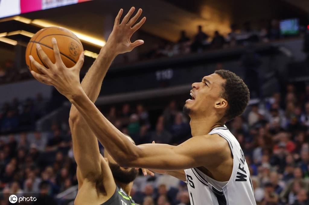 开云体育下载-包含森林狼主场负于马刺，唐斯表现不佳，森林狼遭遇两连败的词条